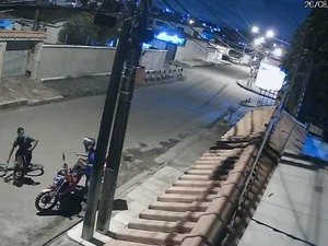 Câmeras de segurança flagram assalto na Ponta da Terra, em Maceió