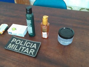 Mulher com tornozeleira eletrônica é presa furtando loja em Arapiraca