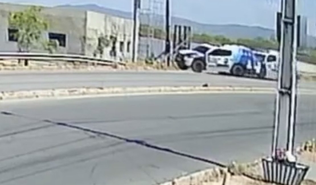 [Vídeo] Viaturas da Guarda Municipal colidem durante deslocamento na AL-145, em Delmiro Gouveia