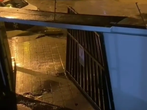 [Vídeo] Ventania arranca portão de casa no bairro do Prado, em Maceió