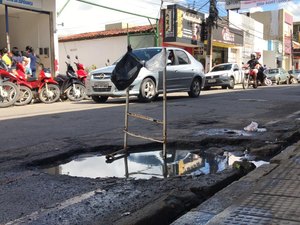 Moradores de Arapiraca denunciam cratera que vem prejudicando a população há mais de 3 meses