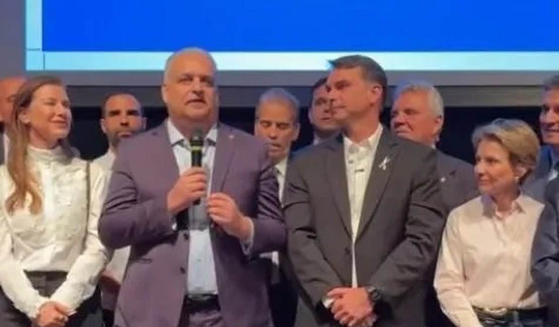 Flávio Bolsonaro anuncia Alfredo Gaspar como vice em chapa pura à Presidência