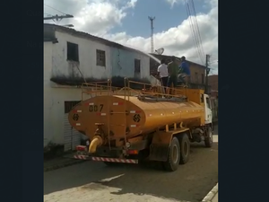 [Víde] Casa pega fogo e mobiliza bombeiros em Matriz de Camaragibe