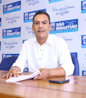 Charles Pacheco sanciona leis que garantem reajuste salarial aos servidores municipais de São Sebastião