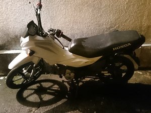PM localiza motocicleta e recupera caminhão e carga roubados 