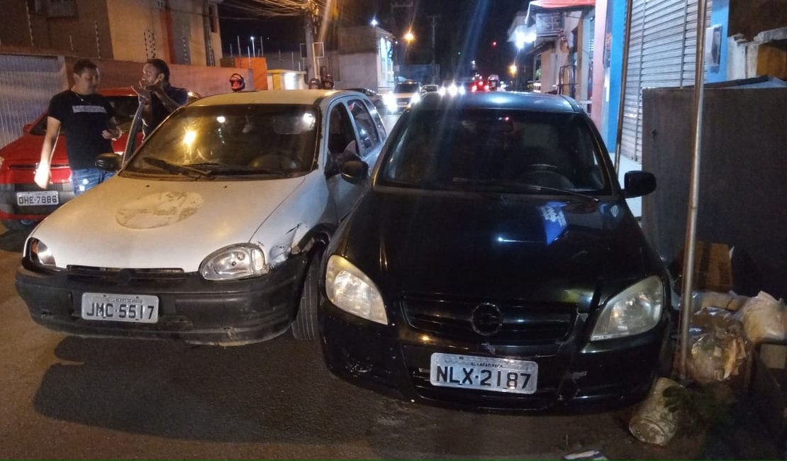 Carro estacionado é atingido por outro veículo em Arapiraca