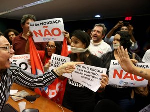 Escola sem Partido é adiado de novo na Câmara após 6 meses de análise 