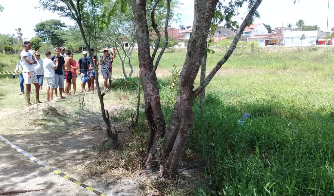 [Vídeo] Corpo de jovem é encontrado em estado de decomposição em Arapiraca 