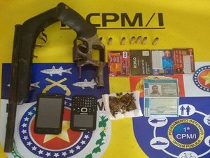 Polícia apreende arma, drogas e moto roubada dentro de residência no interior