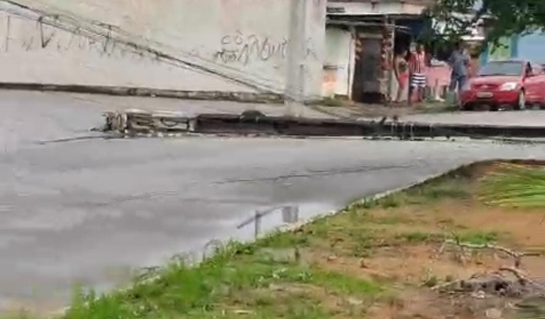 [VÍDEO] Caminhão derruba poste elétrico em Jacarecica