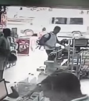 Câmera de segurança flagra assalto a farmácia em Rio Largo; veja vídeo