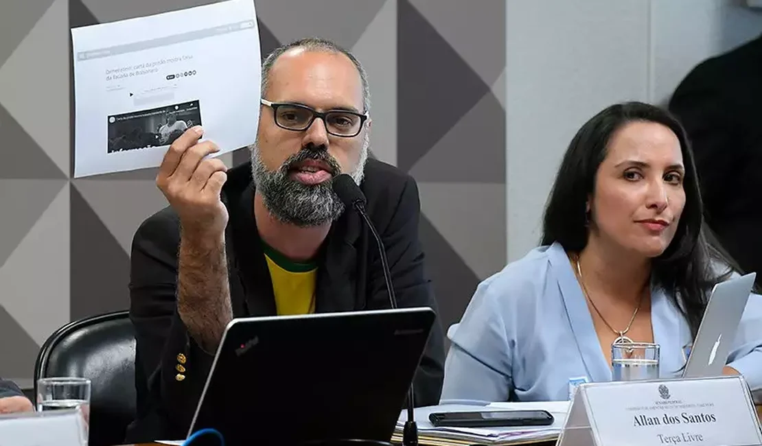 Em CPI das Fake News, blogueiro bolsonarista exibe notícia falsa