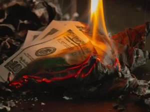 Homem tem R$ 114 mil queimados após guardar dinheiro em chaminé