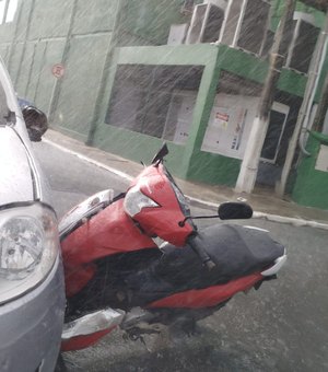 Homem fica ferido após colisão entre moto e carro em Arapiraca