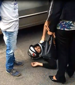 [Vídeo] Mulher fica atordoada após colisão no Centro de Arapiraca 
