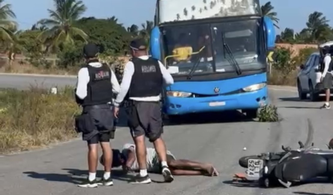 Acidente entre carro e moto deixa um homem ferido em Piaçabuçu