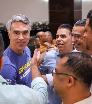 Rafael Brito comemora lei que garante afastamento remunerado a professores