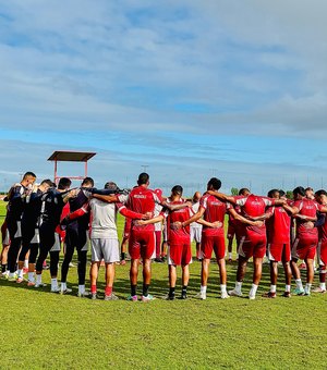 CRB viaja para Goiânia após treino visando confronto contra o Vila Nova