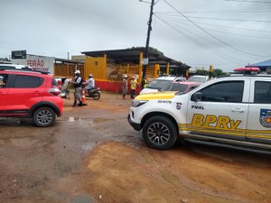[Vídeo] Operação integrada das polícias Militar e Civil fiscaliza veículos no Feirão de usados em Arapiraca