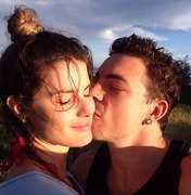 Isabeli Fontana posta foto e mostra beijo apaixonado de Di Ferrero