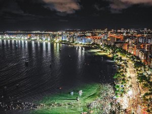 Multidão lota orla da Ponta Verde para apreciar “superlua azul” em Maceió