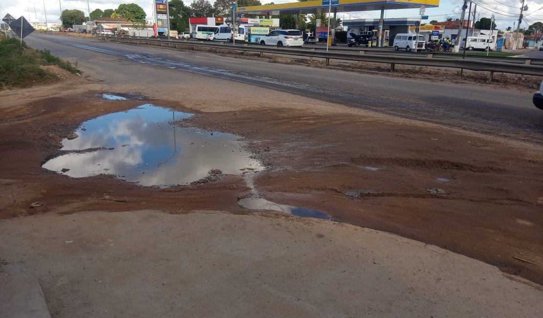 Após acidente, carro atinge e derruba bomba de posto de combustíveis na AL 220 em Arapiraca