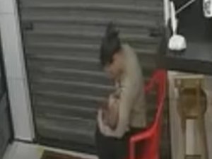 [Vídeo] Agente da SMTT amamenta e acalma bebê durante caso de violência em AL