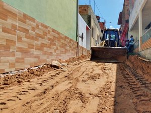 Prefeitura de Japaratinga começa pavimentar rua nas Barreiras do Boqueirão