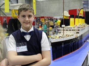 Garoto com autismo constrói réplica do Titanic com 56 mil peças de Lego