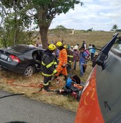 Colisão entre carros deixa vítima presa às ferragens na BR-101