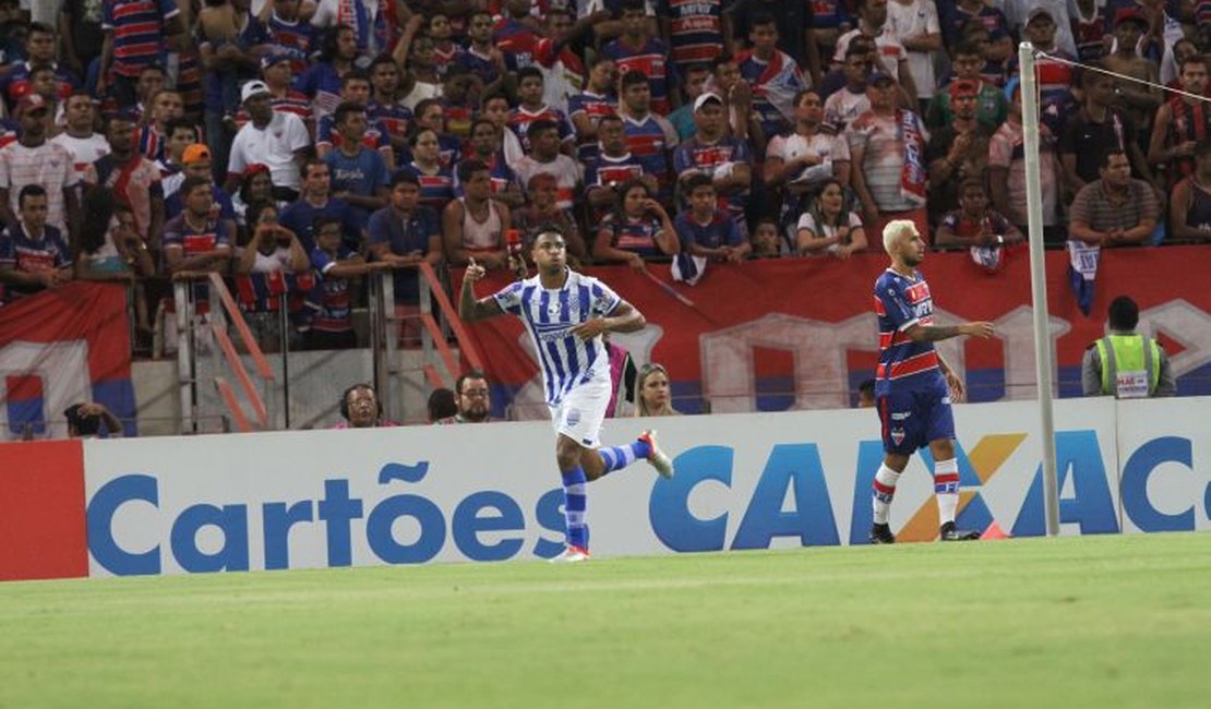 Em jogo movimentado no Castelão, CSA vence Fortaleza no 1º duelo da final da Série C