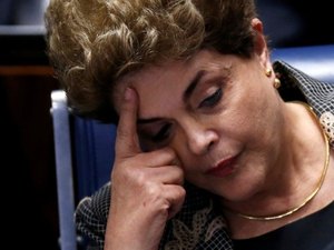 Ex-presidente Dilma faz exames após passar mal durante a noite