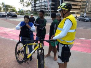 Equipe do Ronda no Bairro recupera bolsa furtada na orla de Ponta Verde