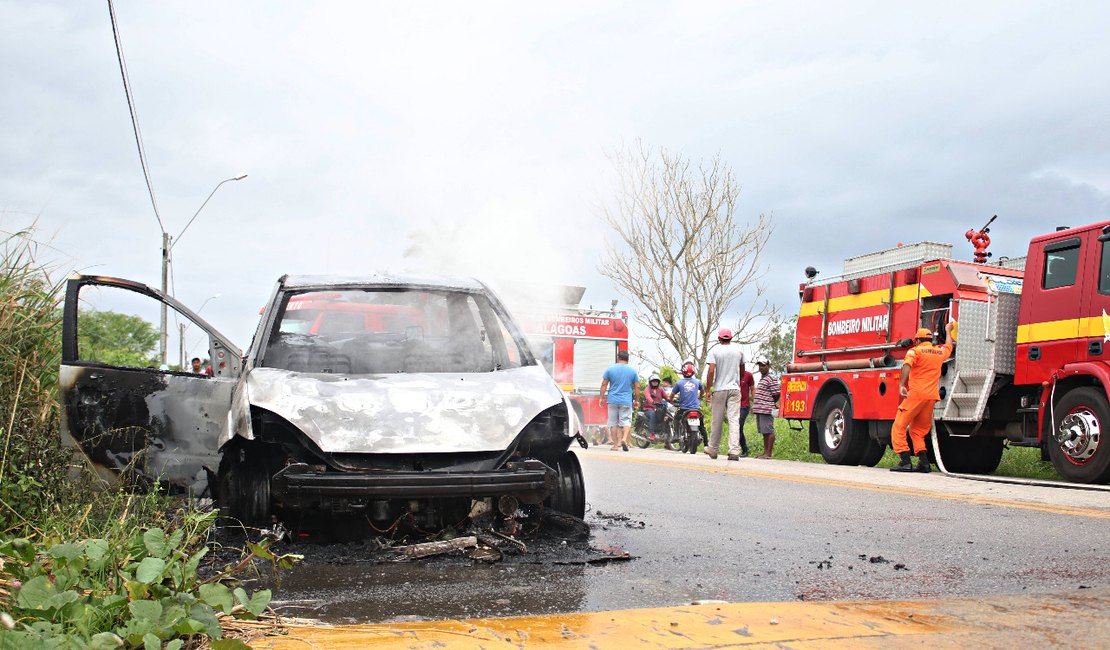 Carro Pega Fogo Aps Motorista Abastecer Em Posto De Combustveis