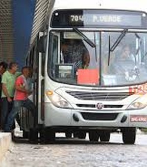 Usuários reclamam da demora de ônibus do Benedito Bentes