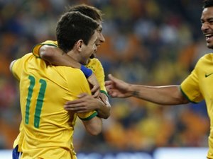 Fernandinho faz golaço, aproveita chance, e Brasil goleia a África do Sul