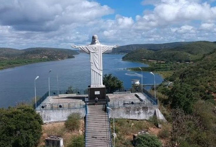 Três candidatos disputam prefeitura no Sertão, onde mais de mil eleitores são analfabetos