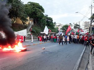 Manifestantes pró Lula interditam Ladeira Geraldo Mello e param trânsito de Maceió