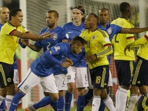 Atacante colombiano justifica empurrão em Neymar após a partida