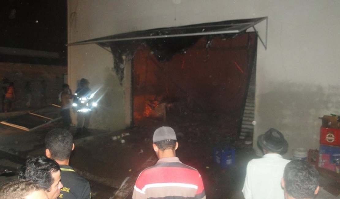 Incêndio provoca destruição em um supermercado de Arapiraca