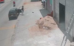 [Vídeo] Câmeras registram mulher pegando necessaire com R$ 14 mil caída no chão