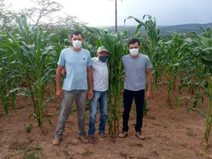 [Vídeo] Herdeiros do chão: filhos de agricultor levam os conhecimentos do pai para a universidade