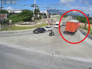Videomonitoramento da SSP flagra momento em que carga de suco se desprende de carreta