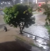 [Vídeos] Forte chuva causa alagamentos em diversos pontos de Delmiro Gouveia