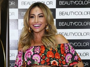 Sabrina ofusca globais em evento que teve até apagão