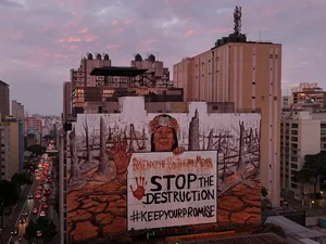 Mural gigante em São Paulo usa cinzas de incêndios em protesto contra desmatamento