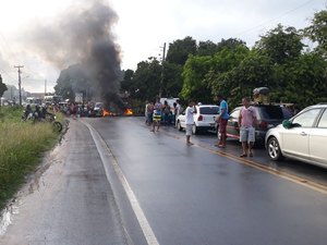 Manifestantes bloqueiam rodovia AL 101 Norte na Barra de Santo Antônio