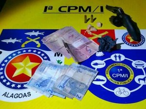 Jovem é presa com arma de fogo e pedras de crack em São Miguel dos Campos