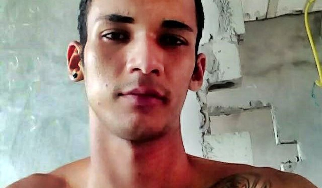 Criminosos armados executam jovem na saída de academia em Jequiá da Praia