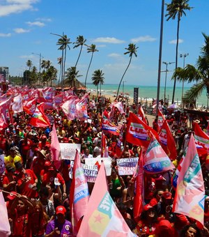 Apoiadores do PT lotam a orla de Maceió para caminhada pró-Lula